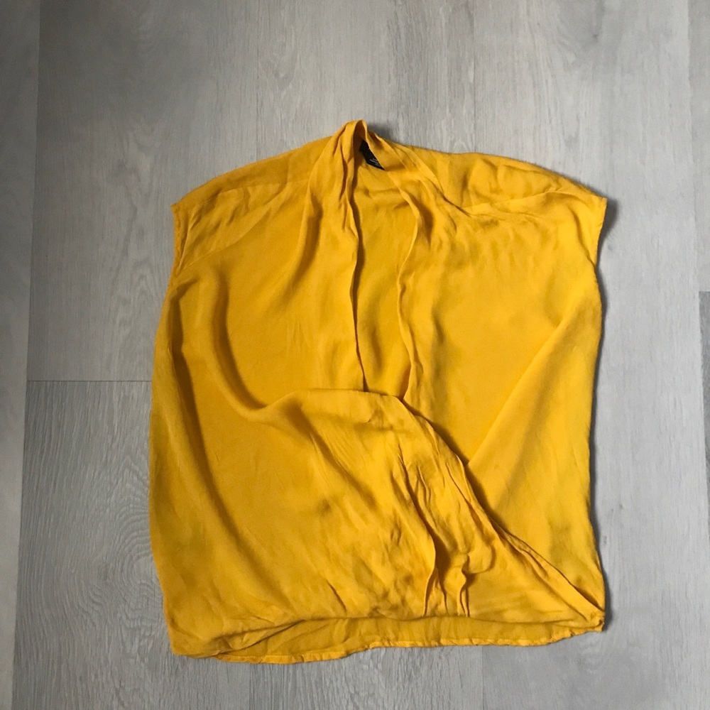 BEBE YELLOW SILK SLEEVELESS V NECK DRAPED PULLOVER BLOUSE XS